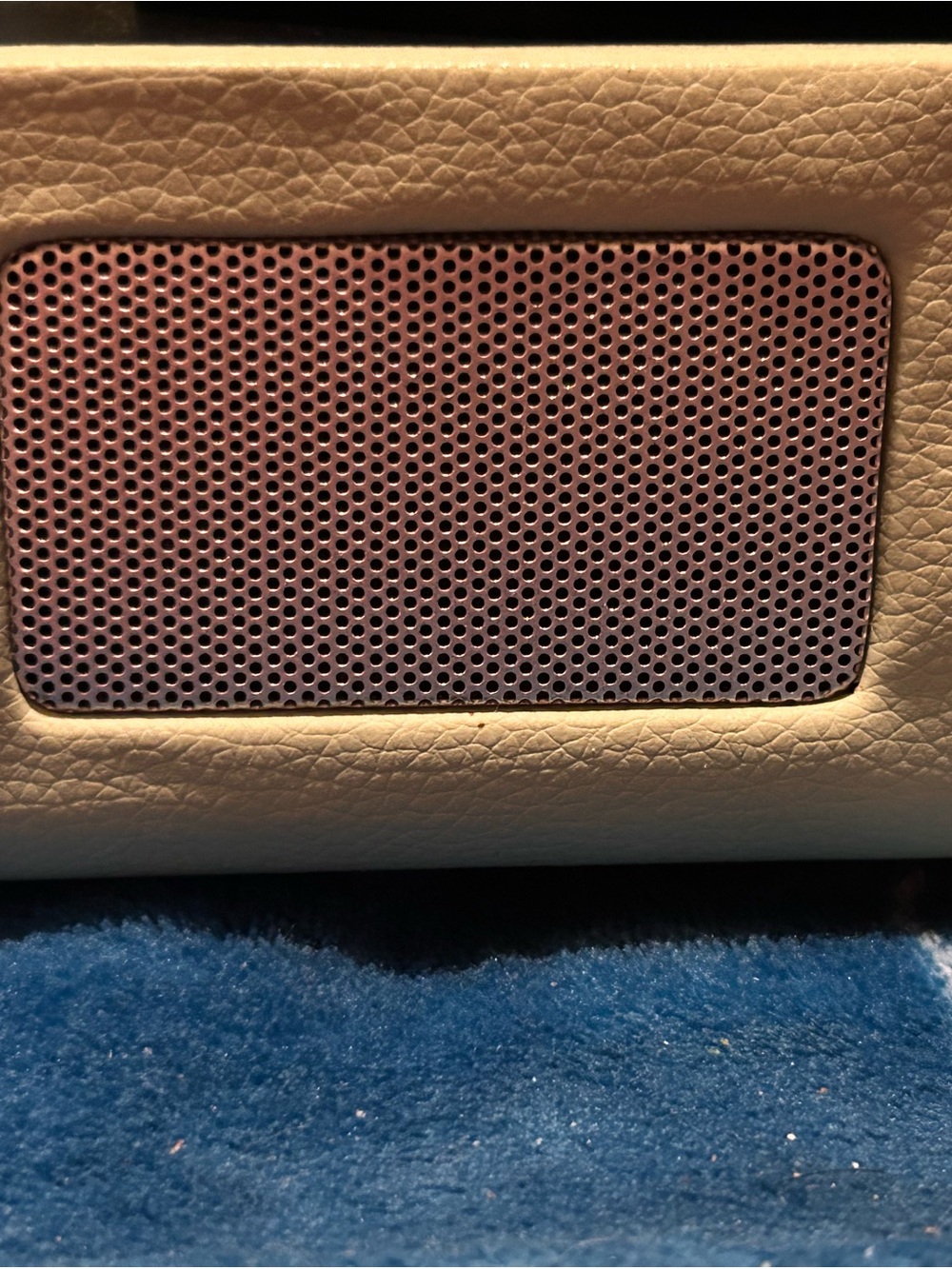 Crosley Cream Portable Record Player Case with Top Handle - Picture 10 of 12